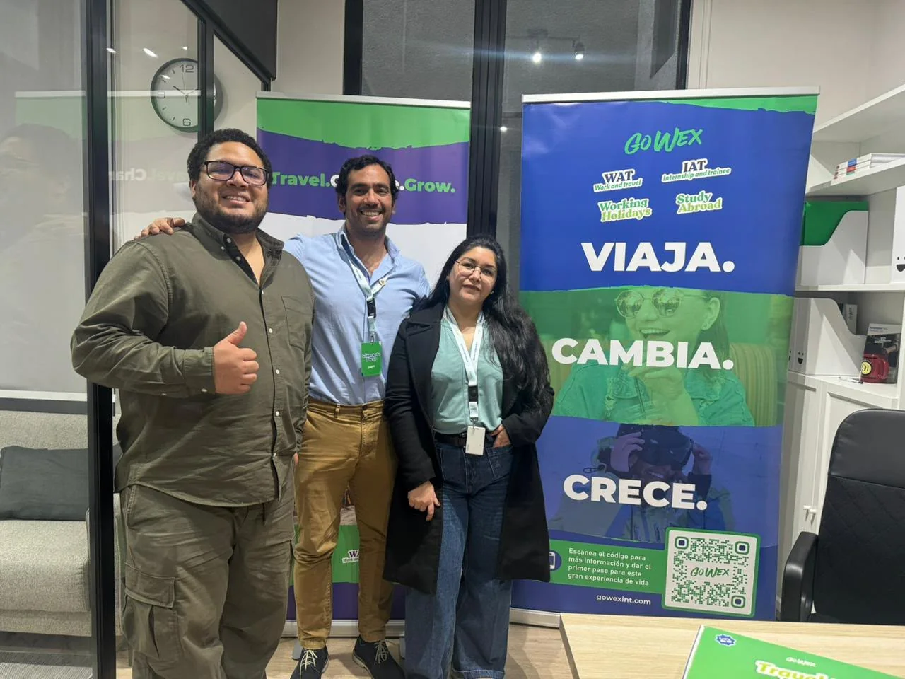 Equipo de Go Wex junto a los banners de sus programas