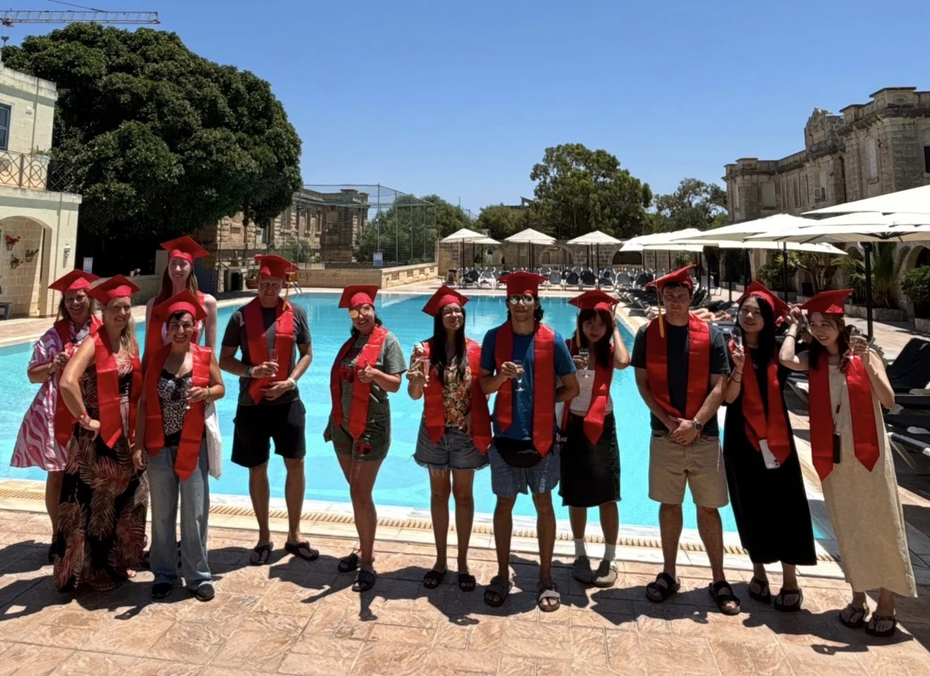 Participantes celebrando su graduación de Study Abroad