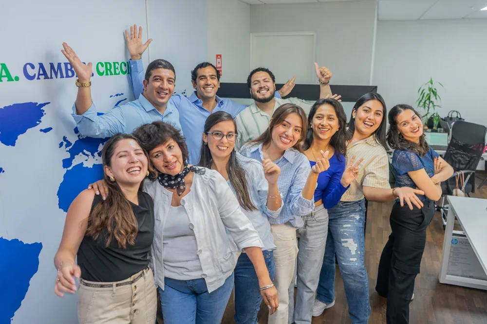 Equipo de Go Wex reunido en la oficina