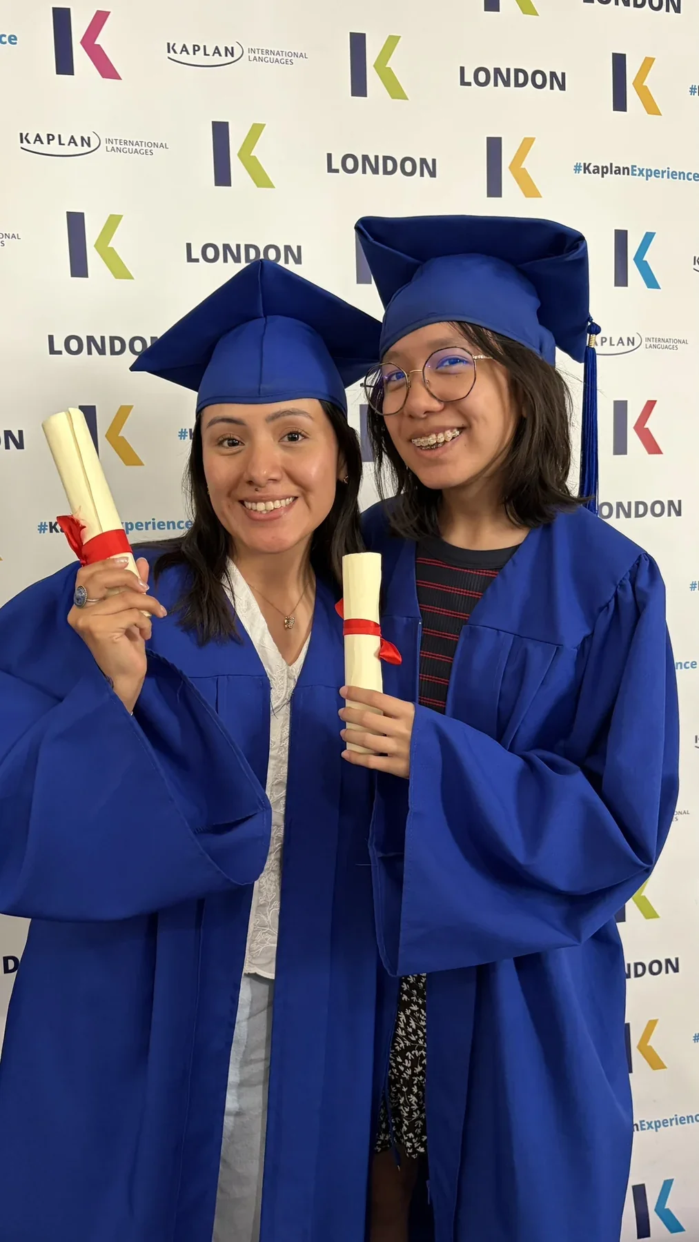 Participantes celebrando su experiencia de estudio en el extranjero