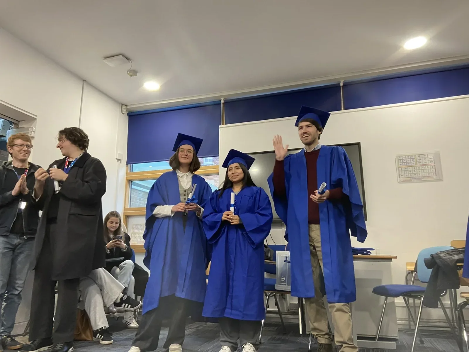 Participantes celebrando su graduación en Study Abroad