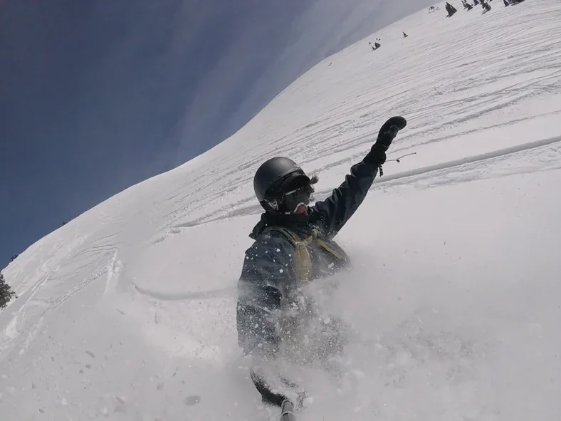 Juan Pablo Salas disfrutando de la nieve durante Work and Travel