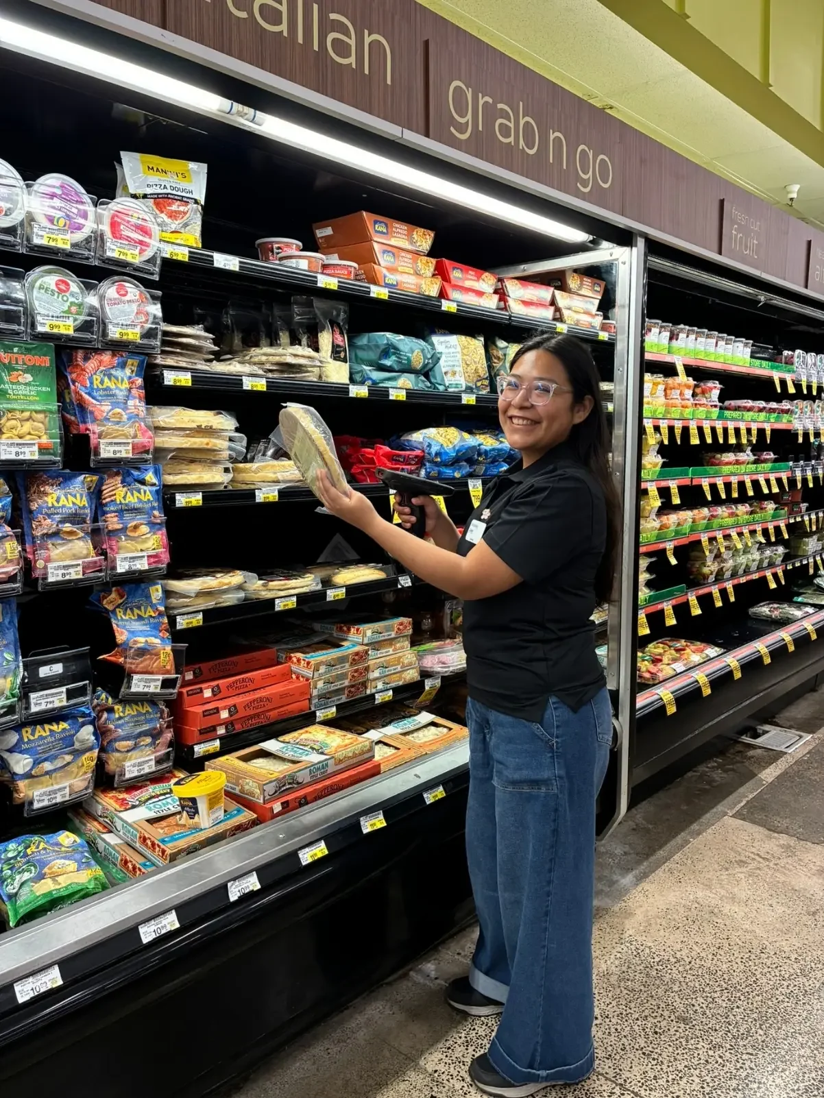 Participante de Work and Travel trabajando en un supermercado de Estados Unidos
